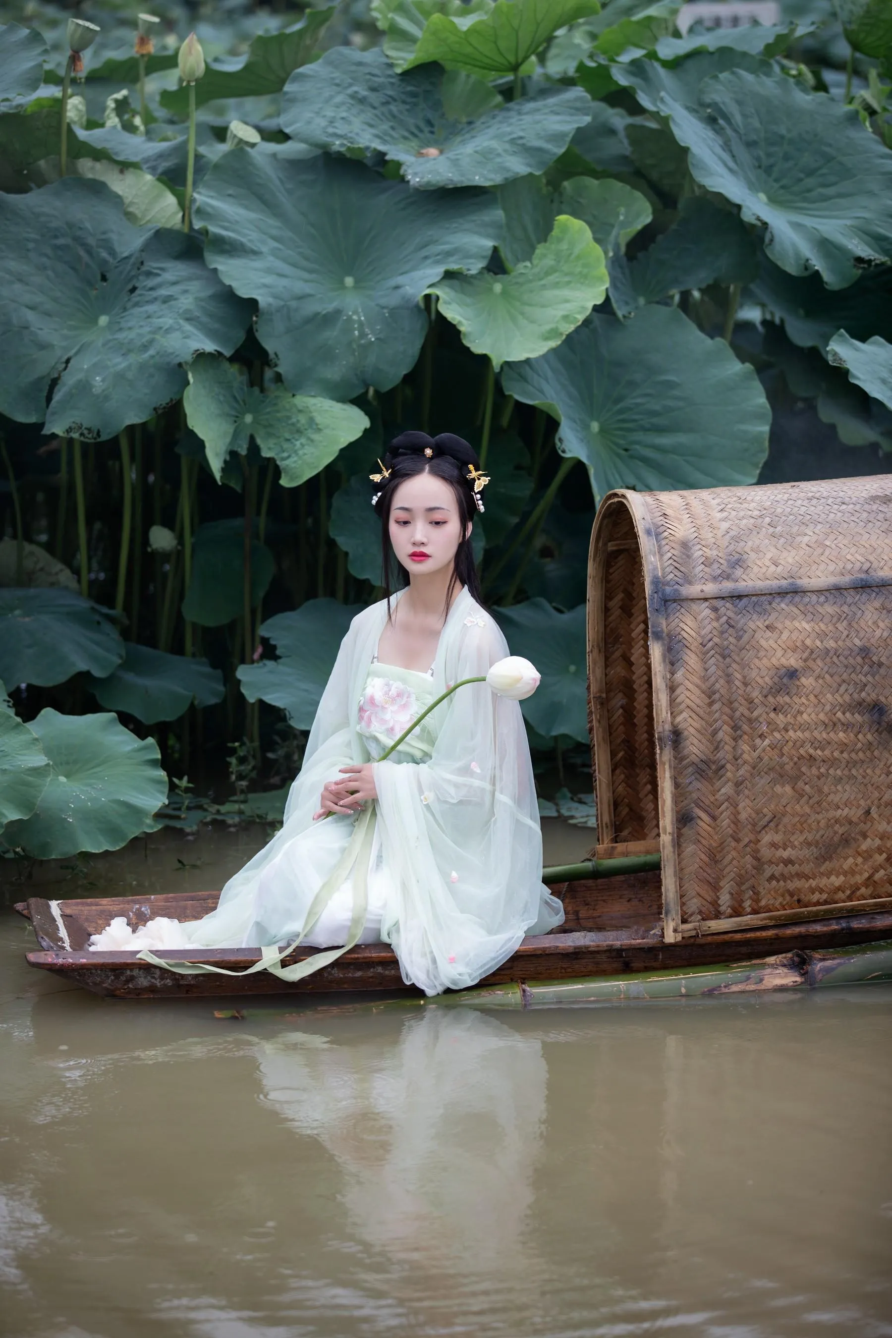 [YITUYU艺图语]2022.08.01 荷 凌子兮 [24P]插图1